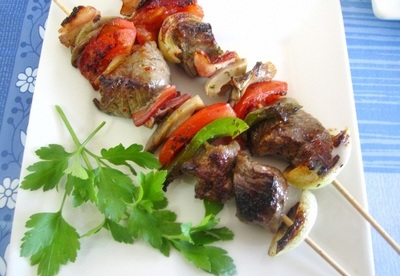 Brochetas de carne y verduras Brochetas de carne y verduras
