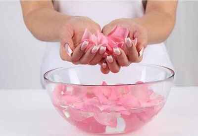 Para que sirve el agua de rosas en el cabello Para que sirve el agua de rosas en el cabello