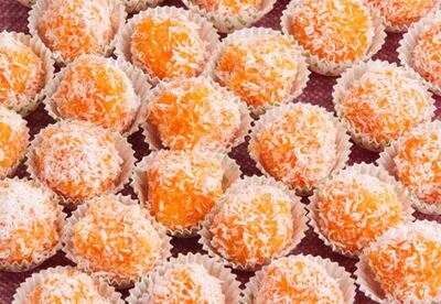 Postre de bolitas de zanahorias y coco rallado Postre de bolitas de zanahorias y coco rallado