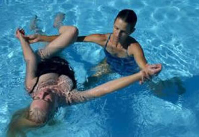 Watsu, una nueva técnica de masajes en el agua para relajar el cuerpo Watsu, una nueva técnica de masajes en el agua para relajar el cuerpo