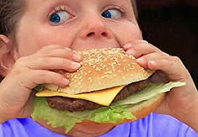 El terrible daño que causa la comida chatarra en los niños El terrible daño que causa la comida chatarra en los niños