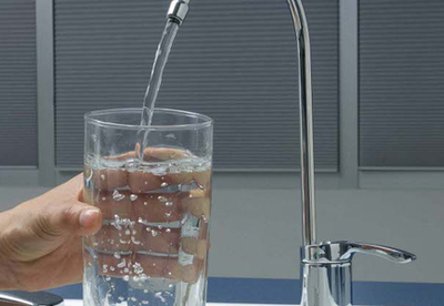 Botellas que filtran el agua, una solución sana y ecológica para beber agua del grifo. Botellas que filtran el agua, una solución sana y ecológica para beber agua del grifo.