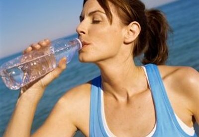 Es importante beber agua mientras corremos Es importante beber agua mientras corremos