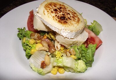 Ensalada con vinagreta de frutos secos y rulo de cabra Ensalada con vinagreta de frutos secos y rulo de cabra