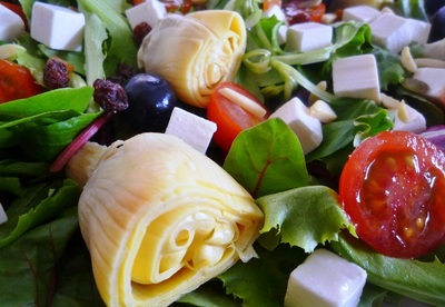 Ensalada con alcachofas y queso Ensalada con alcachofas y queso
