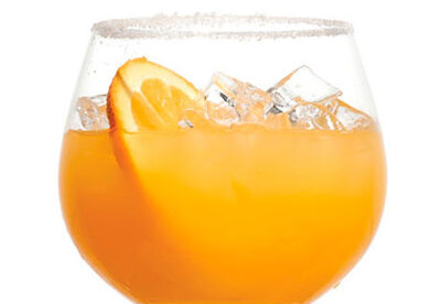 Brindis para las fiestas, trago de naranja al coñac Brindis para las fiestas, trago de naranja al coñac