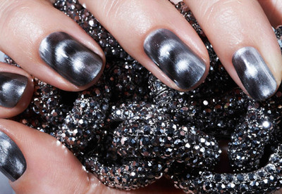 Esmaltes de uñas con efecto magnético consiguen crear acabados de fantasía bajo el influjo de un imán Esmaltes de uñas con efecto magnético consiguen crear acabados de fantasía bajo el influjo de un imán