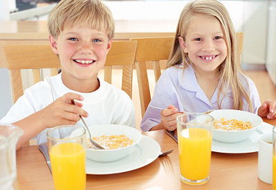 Los niños que desayunan bien rinden mejor en la escuela Los niños que desayunan bien rinden mejor en la escuela