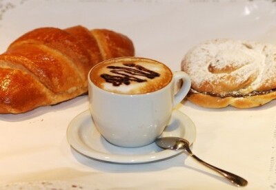 Café y un bollo, un mal desayuno Café y un bollo, un mal desayuno