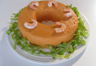 Pastel de salmón y langostinos, perfecto para ocasiones especiales Pastel de salmón y langostinos, perfecto para ocasiones especiales