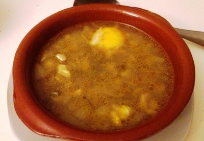 Sopa de bacalao con huevos escalfados, una cena de invierno perfecta Sopa de bacalao con huevos escalfados, una cena de invierno perfecta
