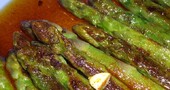 Espárragos Verdes con Salsa Roja de Ajo Espárragos Verdes con Salsa Roja de Ajo