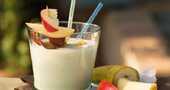 Batido cremoso de plátano y manzana Batido cremoso de plátano y manzana