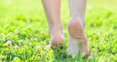 Beneficios del caminar sobre la hierba con pies descalzos