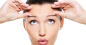 Cómo hacer un masaje facial para prevenir las arrugas