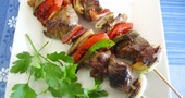 Brochetas de carne y verduras Brochetas de carne y verduras