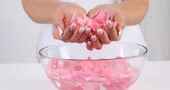 Para que sirve el agua de rosas en el cabello Para que sirve el agua de rosas en el cabello
