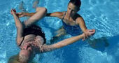 Watsu, una nueva técnica de masajes en el agua para relajar el cuerpo Watsu, una nueva técnica de masajes en el agua para relajar el cuerpo