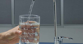 Botellas que filtran el agua, una solución sana y ecológica para beber agua del grifo. Botellas que filtran el agua, una solución sana y ecológica para beber agua del grifo.