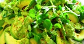 Ensalada de berros con palitos de mar y aguacates Ensalada de berros con palitos de mar y aguacates