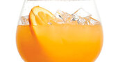 Brindis para las fiestas, trago de naranja al coñac Brindis para las fiestas, trago de naranja al coñac