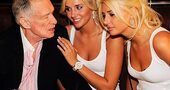 Flavio Briatore, Berlusconi, Woody Allen, Ron Wood, Hugh Hefner? Hombres mayores que atraen a mujeres mucho más jóvenes. ¿Amor o puro interés? Flavio Briatore, Berlusconi, Woody Allen, Ron Wood, Hugh Hefner? Hombres mayores que atraen a mujeres mucho más jóvenes. ¿Amor o puro interés?