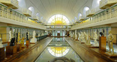 La Piscina, un museo de arte, moda y textil en una antigua piscina art decó en Roubaix, cerca de Lille y de París. La Piscina, un museo de arte, moda y textil en una antigua piscina art decó en Roubaix, cerca de Lille y de París.