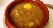 Sopa de bacalao con huevos escalfados, una cena de invierno perfecta Sopa de bacalao con huevos escalfados, una cena de invierno perfecta
